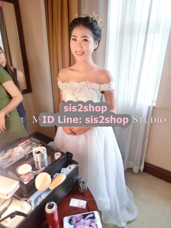 Pre-order ชุดแฟนซี ชุดเจ้าสาว ชุดราตรี สีขาว ปาดไหล่ แต่งดอกไม้ ปักเลื่อม หน้าสั้นหลังยาว เชือกผูกหลัง