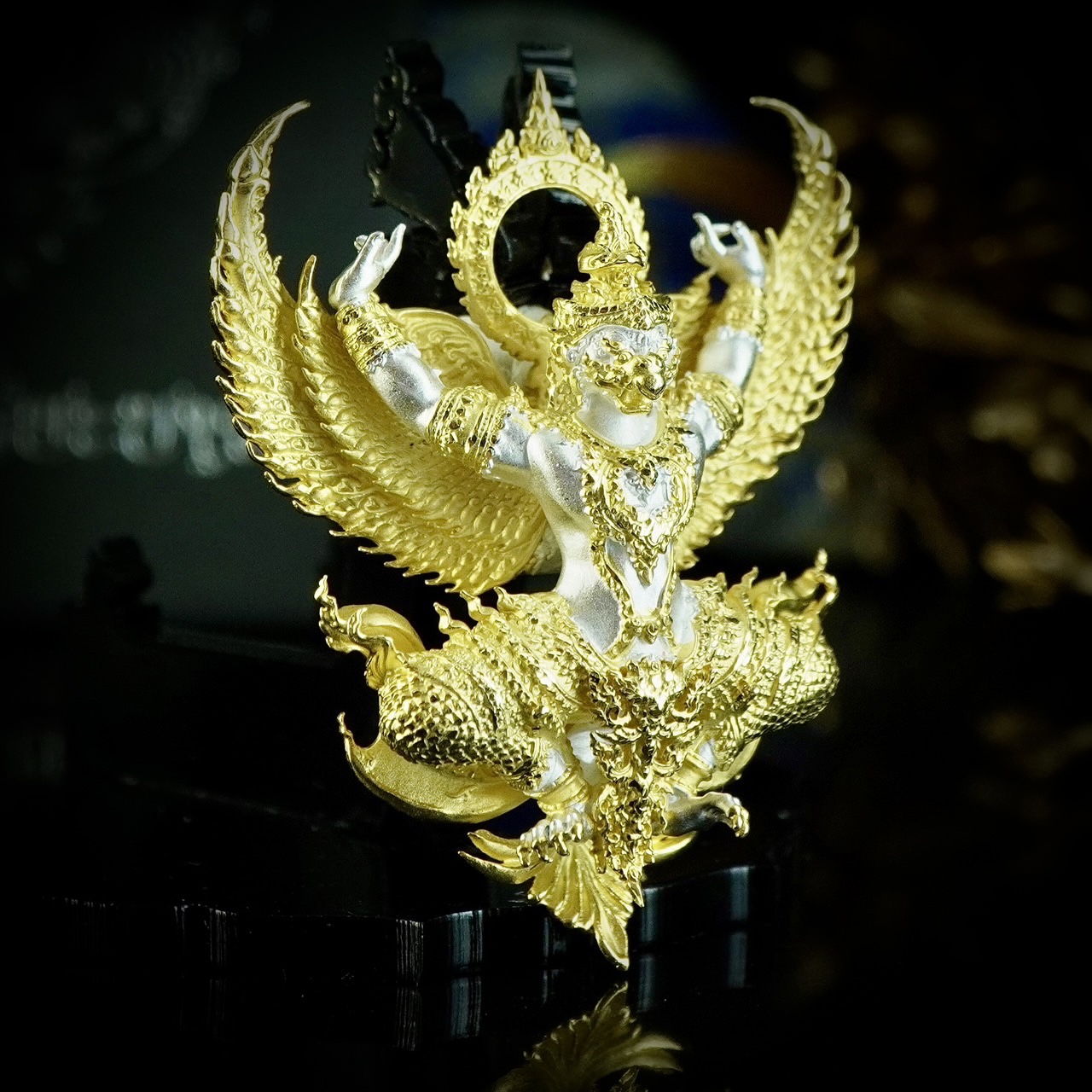 พญาครุฑ รุ่น สุริยะบารมี มหาอำนาจ3 รายการพิเศษศูนย์จอง เนื้อบรอนซ์ชุบ 2 กษัตริย์ ราคา 1,599 บาท