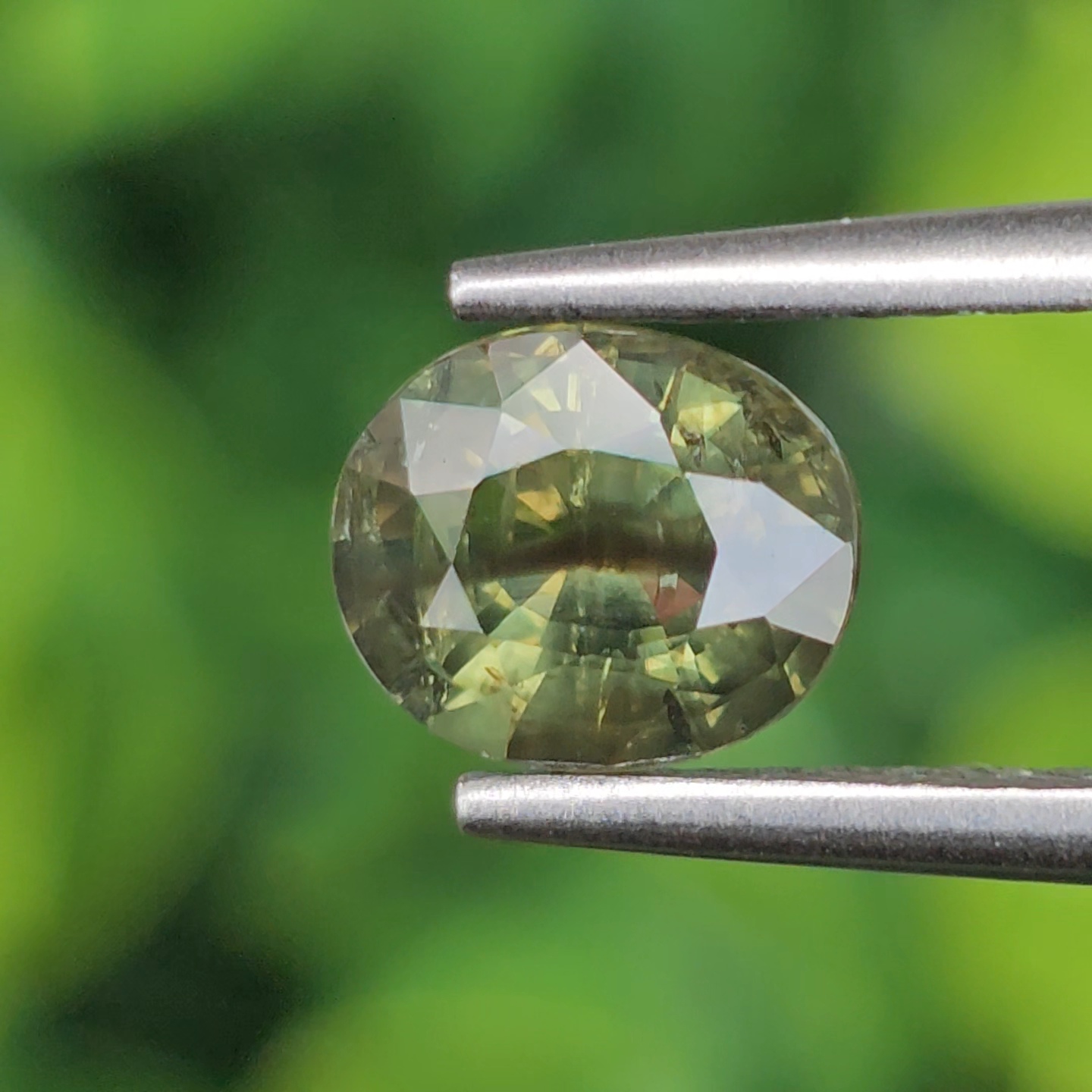 พลอย เขียวส่อง Green Sapphire 1.43 กะรัต (Cts.) ดิบ Unheated พลอยแท้ อัญมณีมงคลประจําวันเกิด เครื่องประดับพลอย