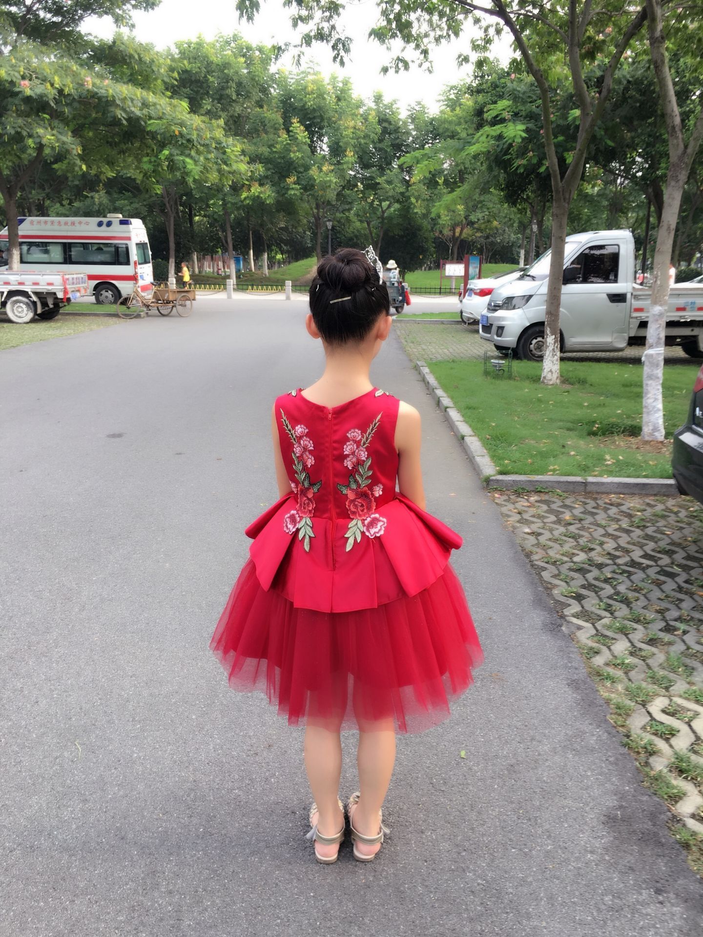 Pre-order ชุดราตรีสั้น ชุดออกงาน สีแดง แขนกุด แต่งระบายเป็นชั้น ๆ ซิปหลัง