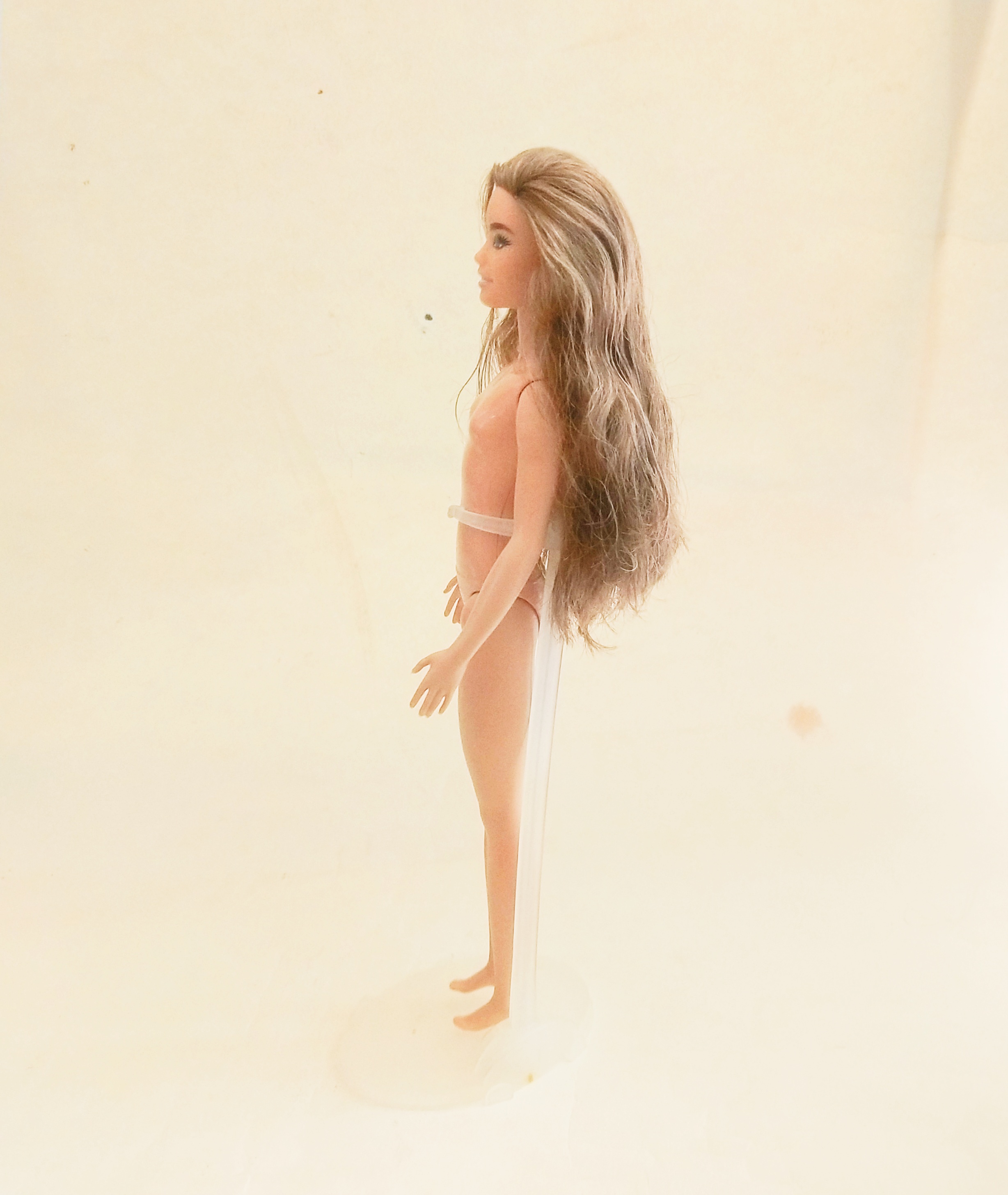 ตุ๊กตาบาร์บี้ **มีรอยบ้างที่ท้อง, ตุ๊กตาขาแข็งไม่ได้ รุ่นอกแบนไม่มีเอว ผมยาวสลวย ผิวเข้ม 2018 Mattel Indonesia