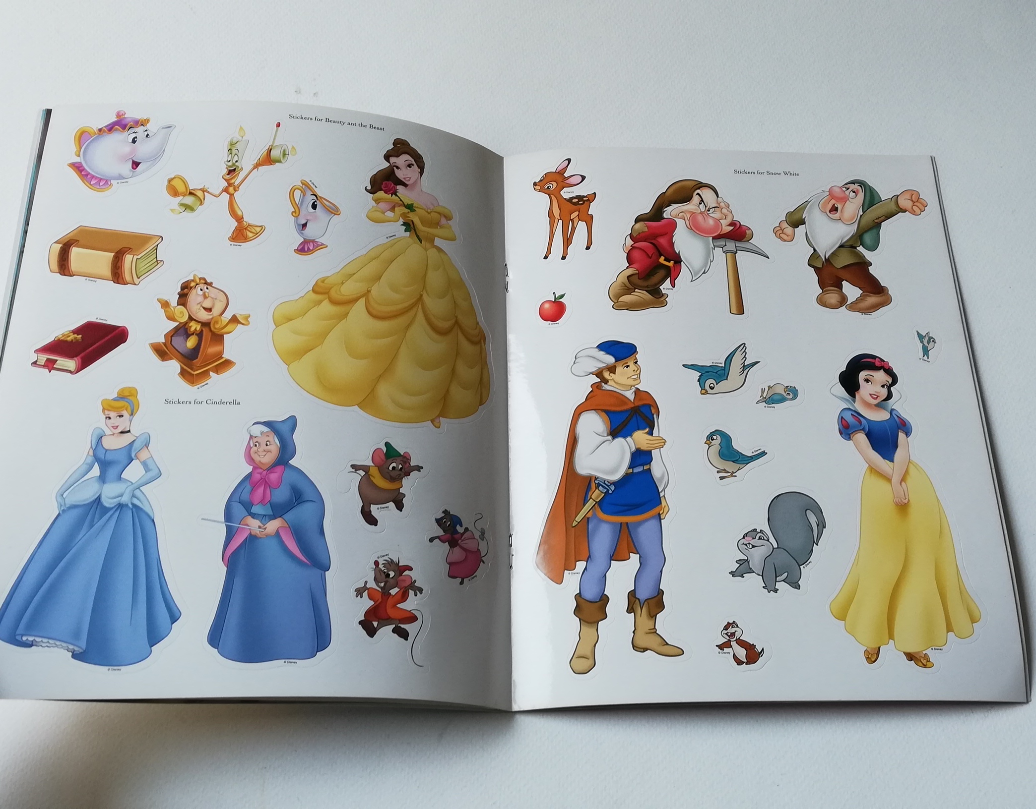 มีหลายภาพ,มุมปกล่างมีตำหนิ หนังสือนิทานพร้อมสติ๊กเกอร์ เจ้าหญิงดิสนีย์ Sticker Scene :- แอเรียล ,แบลล์ ,ซินเดอเรลล่า, สโนไวท์, อาละดิน