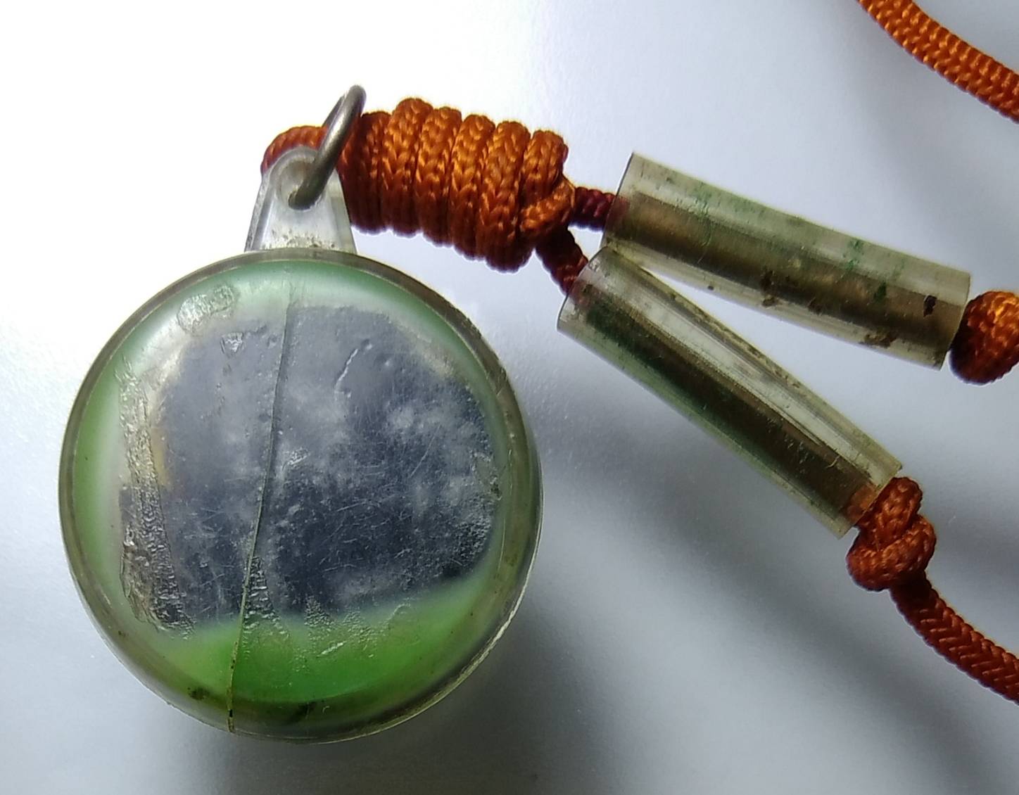 ร009 ตลับสีผึ้งห้อยคอ เชือกตะกรุด ไม่ทราบที่ครับ