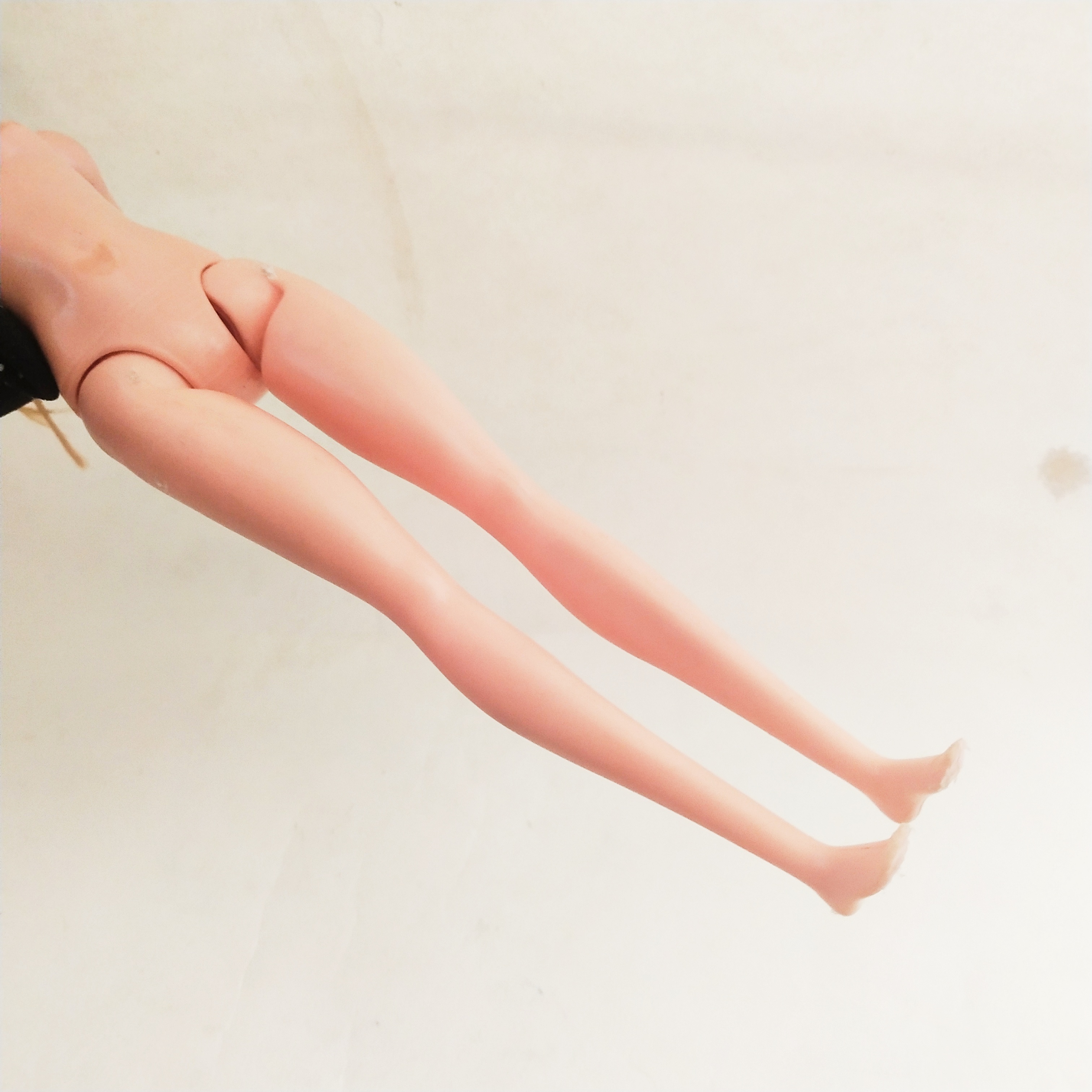 ตุ๊กตาบาร์บี้ หน้าสวย** แขนหลวม มีรอยเปื้อนโปรดดูทุกภาพ, รุ่นขาแข็งโค้งงอไม่ได้ Mattel Indonesia 2015