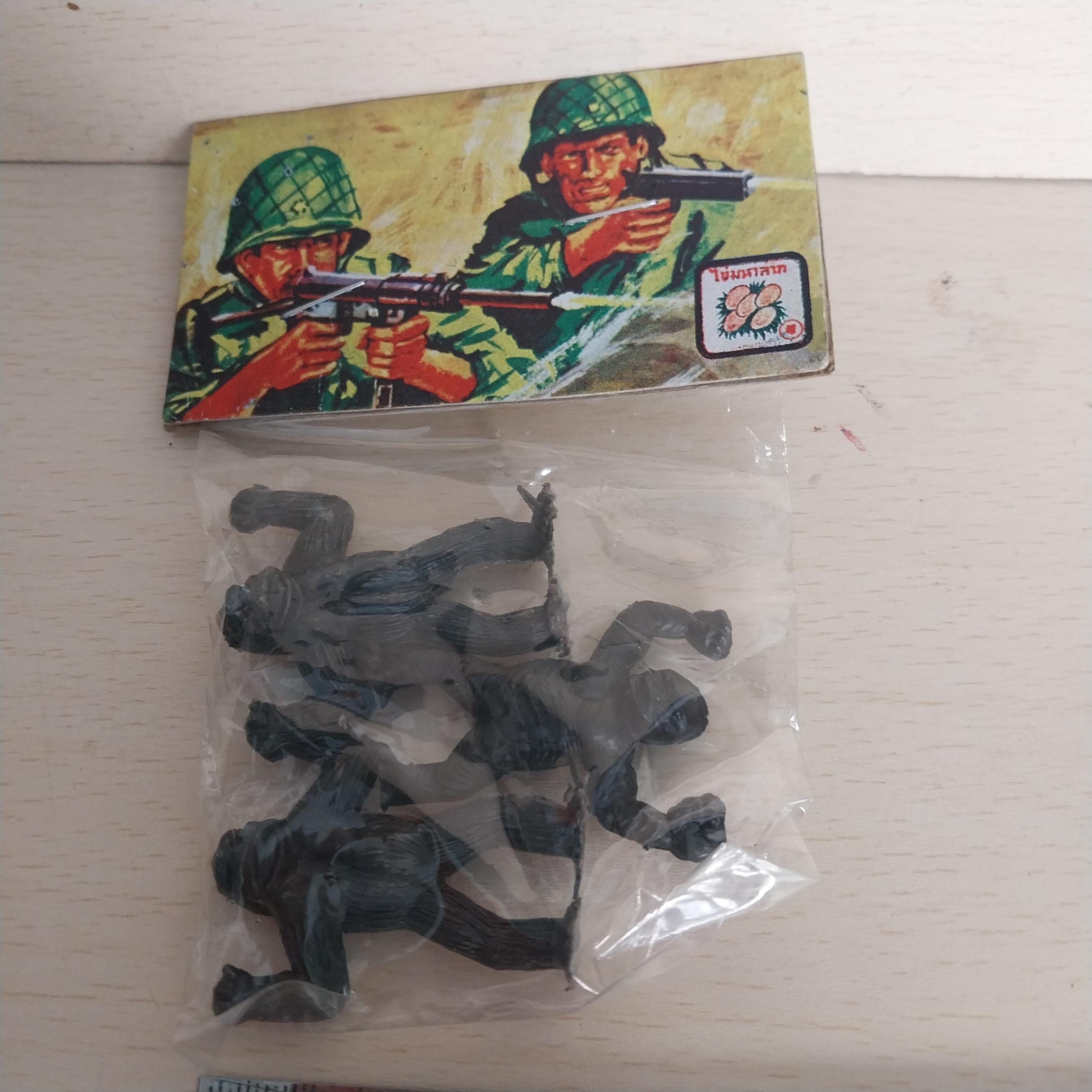 มีหลายภาพ ตุ๊กตาคิงคองตัวแข็ง 3 ตัวในแพ็ค ขนาดประมาณ 1.5 นิ้ว