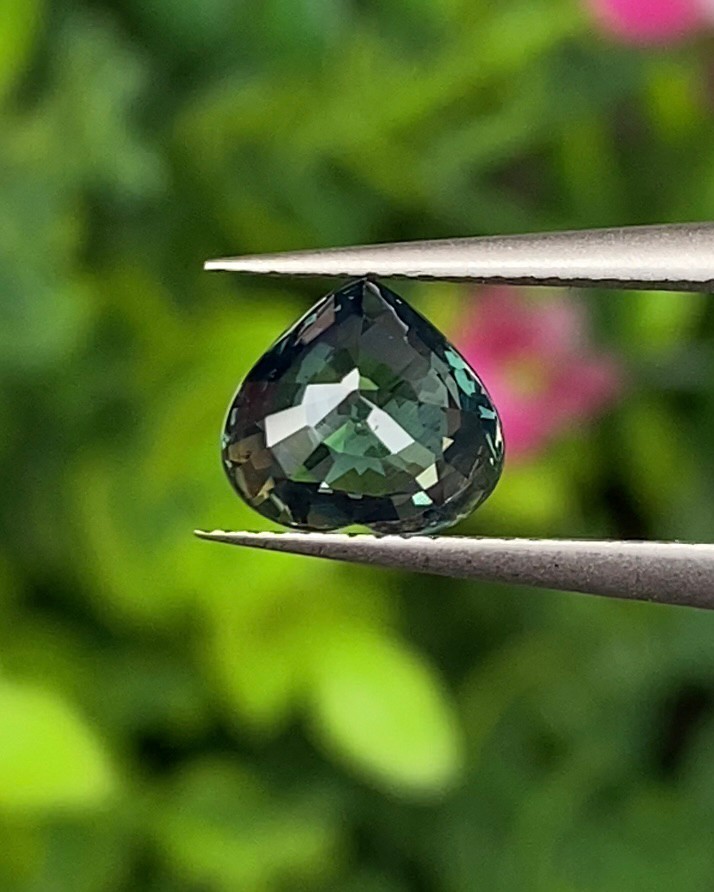 พลอย แซฟไฟร์ 2 สี Bi-Color Sapphire 1.23 กะรัต (Cts.) พลอยแท้ อัญมณีมงคลประจําวันเกิด เครื่องประดับพลอย