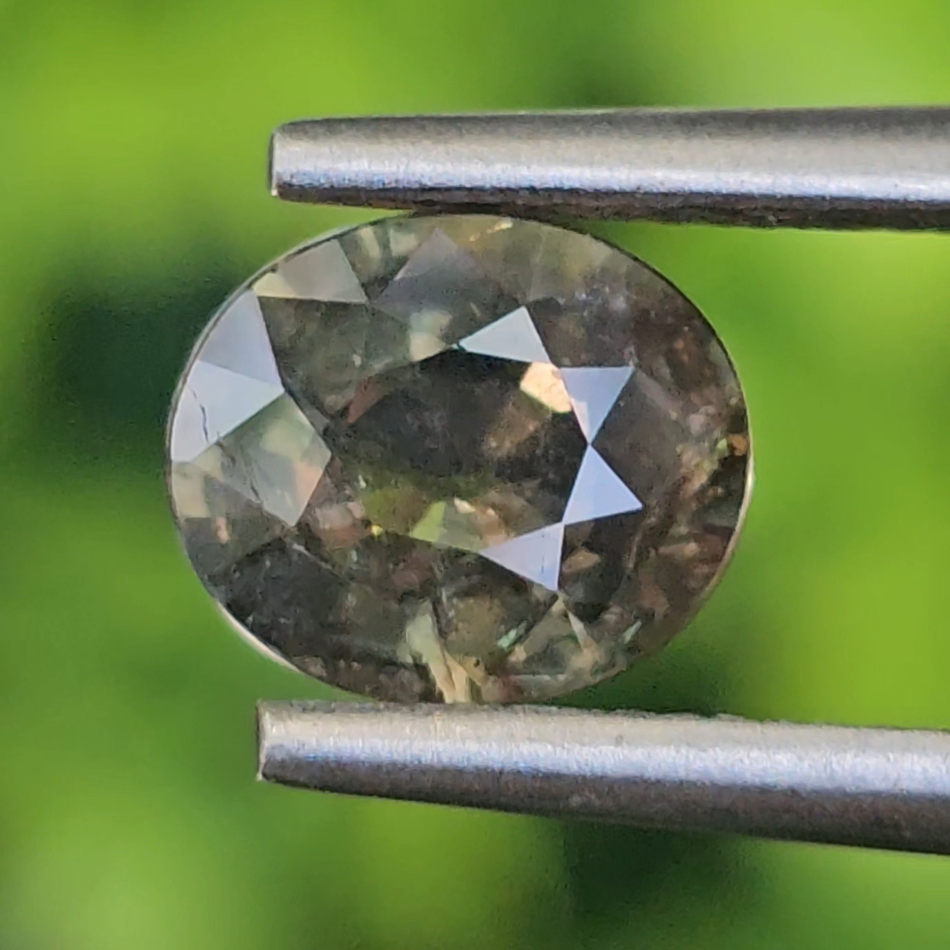พลอย เขียวส่อง Green Sapphire 1.13 กะรัต (Cts.) ดิบ Unheated พลอยแท้ อัญมณีมงคลประจําวันเกิด เครื่องประดับพลอย