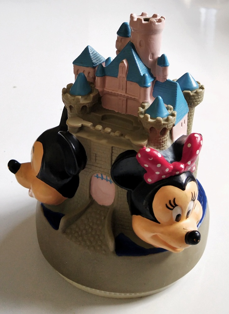ของสะสม ท็อปเปอร์ ปราสาทดิสนีย์ ตกแต่งด้วยหัวมิกกี้เมาส์ ,มินนี่เมาส์,กู๊ฟฟี่ , Disney castle Topper ,decorated with Mickey mouse's head, Minnie mouse's head and Goofy's head
