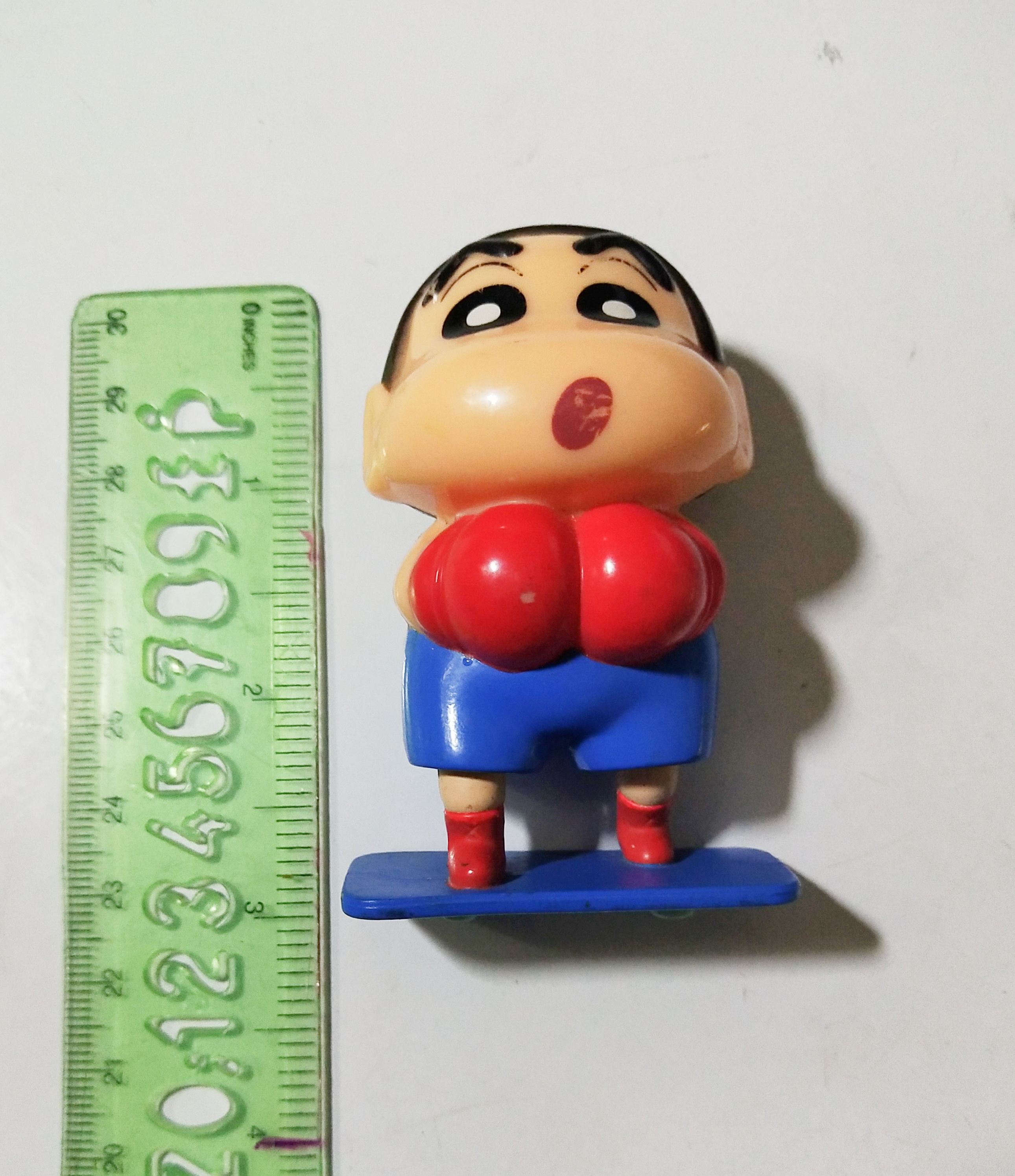 พรีเมี่ยมแถม จาก KFC **มีตำหนิ โปรดดูทุกภาพ,ชินจังต่อยมวย พลาสติก พร้อมฐาน ขนาดประมาณ3นิ้ว