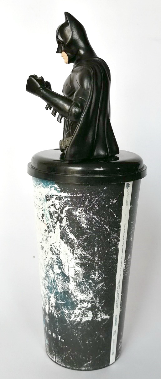 ท็อปเปอร์แก้วของเมเจอร์ จากภาพยนตร์ BAT MANTHE DARK KNIGHT ,Jul 17,2008 สมัยยังเป็น bust ครึ่งตัวขนาดใหญ่ ของสะสมเก่าเก็บ ตัวท๊อปเปอร์แบทแมนสภาพดีแต่แก้วสภาพไม่ดีมีตำหนิที่แก้วตามภาพ