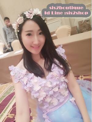 Pre-order ชุดแฟนซี ชุดราตรีสั้น แขนกุด คอวี แต่งดอกไม้ เชือกผูกหลัง