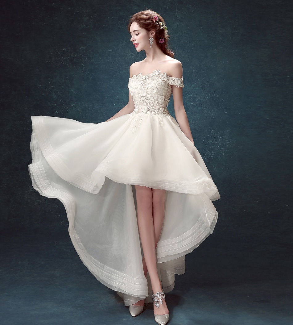 Pre-order ชุดแฟนซี ชุดเจ้าสาว ชุดราตรี สีขาว ปาดไหล่ แต่งดอกไม้ ปักเลื่อม หน้าสั้นหลังยาว เชือกผูกหลัง