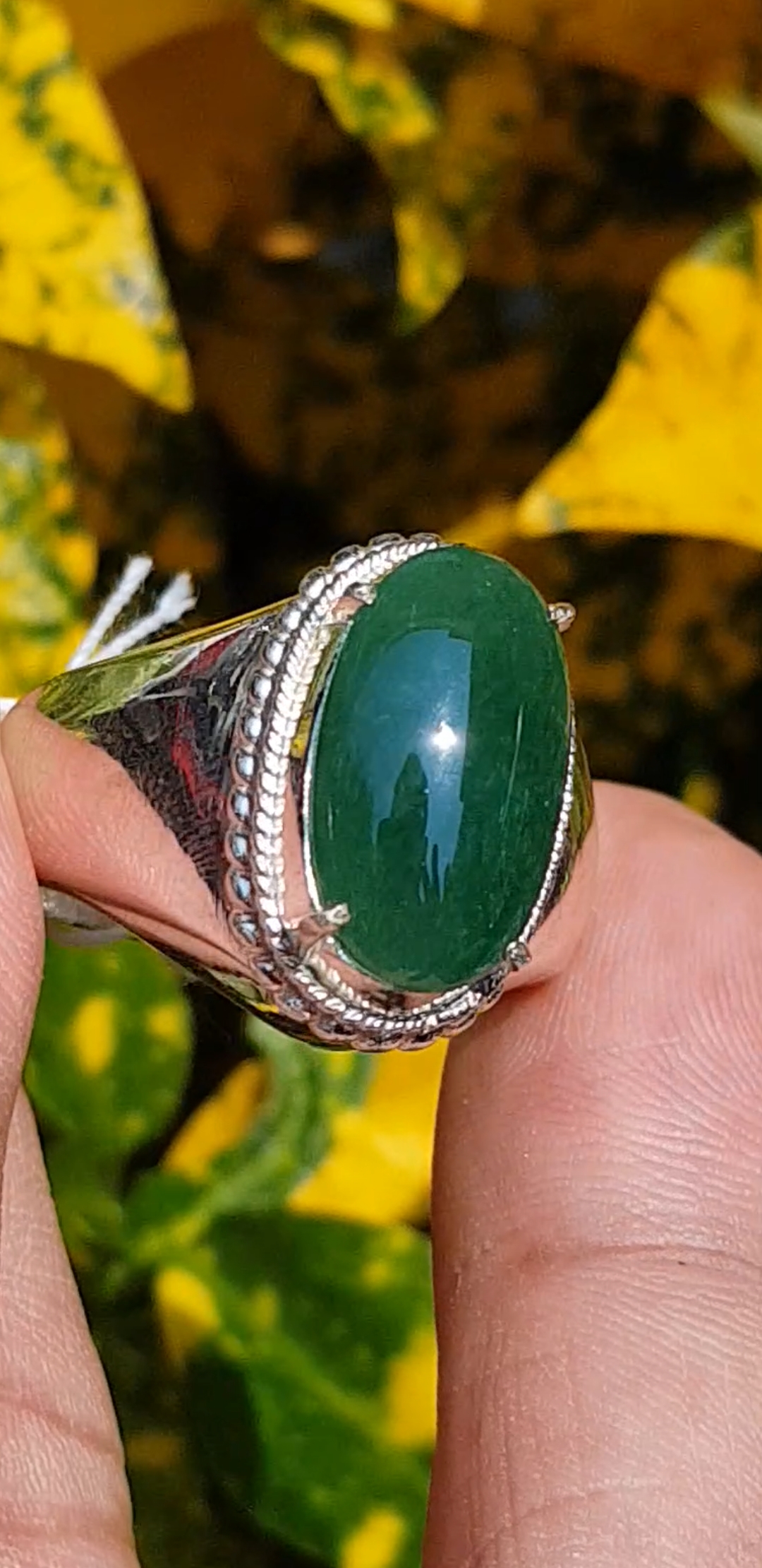 หยก พม่า แท้ Jade แหวนหยก 翡翠戒指 (Jadeite ring) 3.00 กะรัต (Cts.) ดิบ ไม่ผ่านการปรับปรุง (Type A) พม่า (Myanmar)