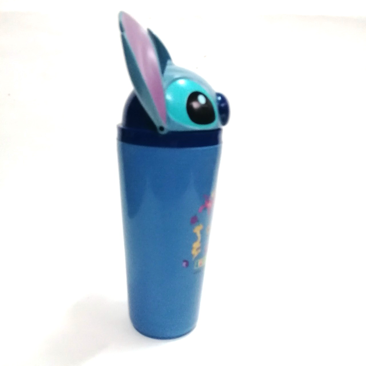 ของสะสมสติ๊ชสีน้ำเงิน เป็นฝาแก้วน้ำพลาสติกสีน้ำเงิน ลายสติซ จาก Lelo and Stitch งานสะสมเก่าจากเซเว่นอีเลฟเว่น ***ลายที่ตัวแก้วมีรอยสีลอกบ้าง