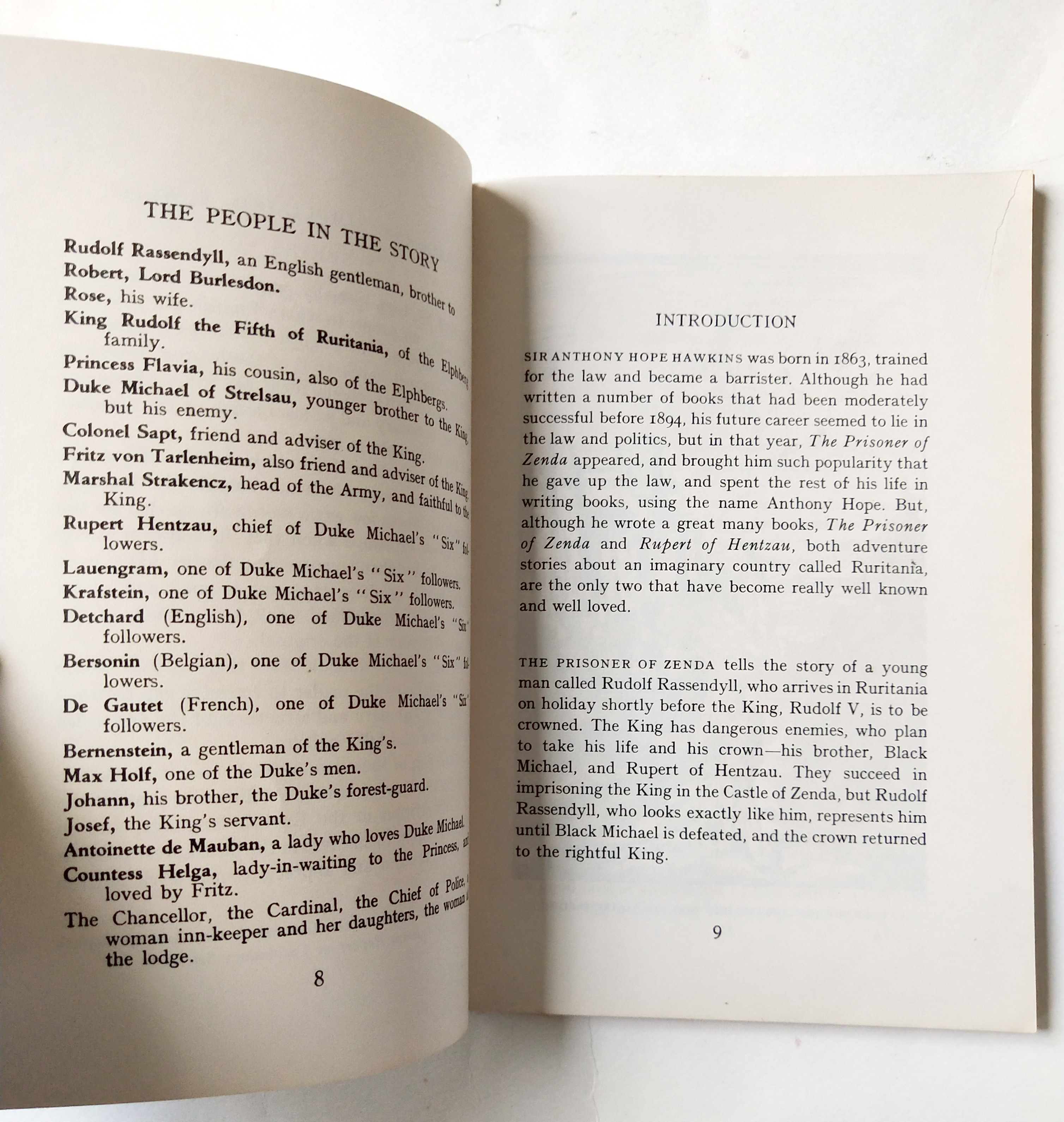 หนังสือเรียนเก่าอ่านนอกเวลา THE PRISONER OF ZENDA โดย ANTHONY HOPE ,SIMPLIFY BY GEORGE F. WEAR ,ILLUSTRATED BY JOHN NICOLSON พิมพ์ครั้งที่2 เมษายน 1967