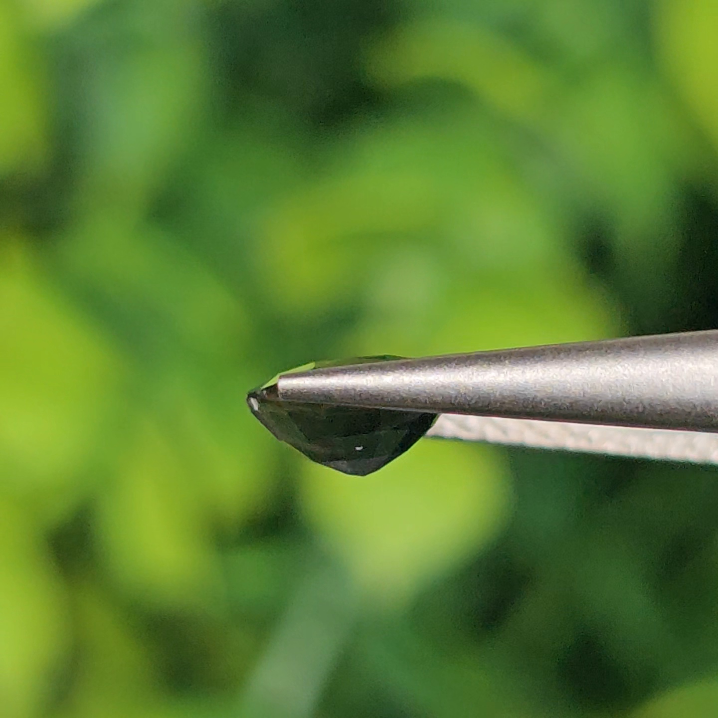 พลอย เขียวส่อง Green Sapphire 1.22 กะรัต (Cts.) ดิบ (Unheated) พลอยแท้ อัญมณีมงคลประจําวันเกิด เครื่องประดับพลอย