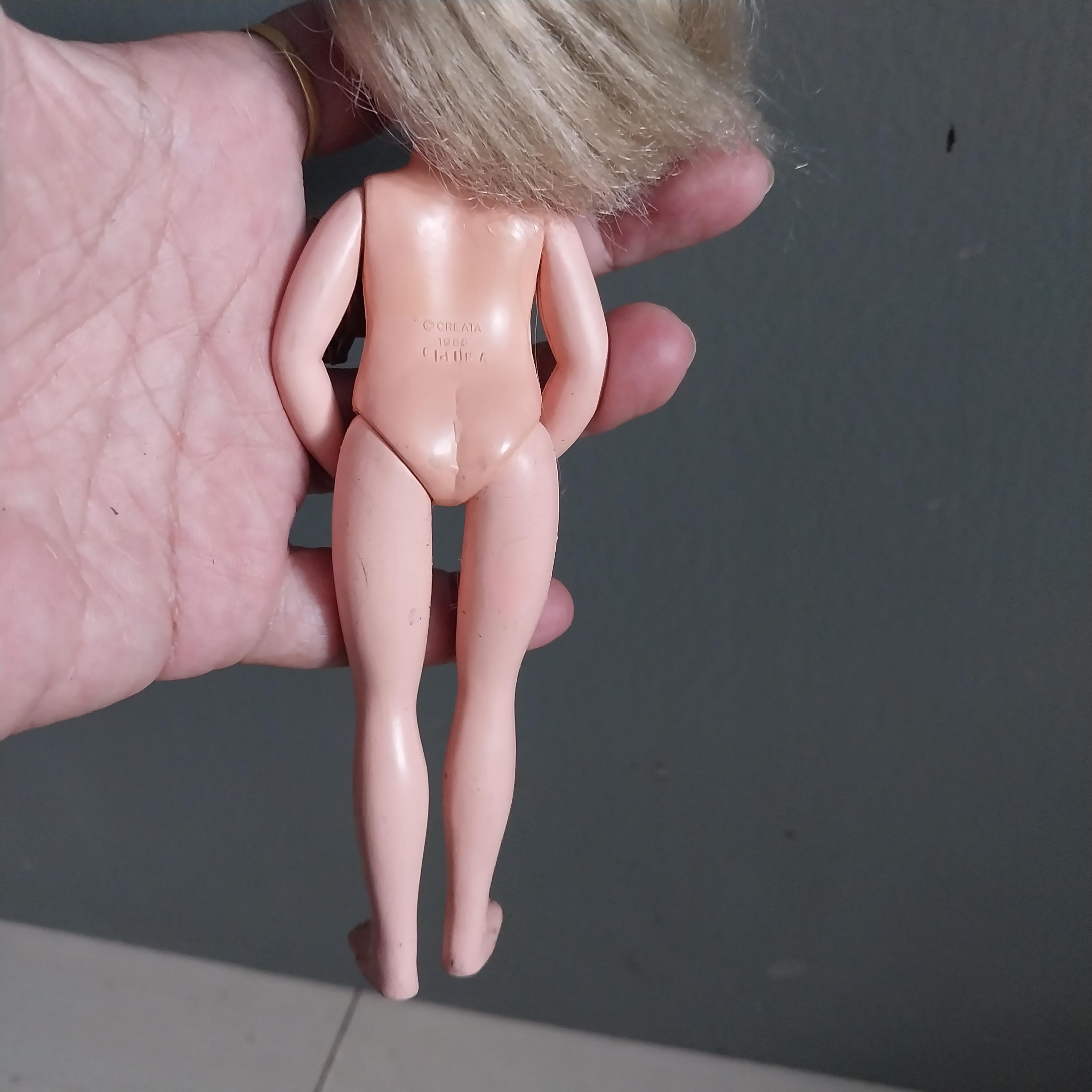 มีหลายภาพ **ผมหายบางส่วน ตุ๊กตาเด็ก มีตำหนิตามภาพ มือทำท่าอุ้ม ขากางได้มาก แบรนด์ CREATA