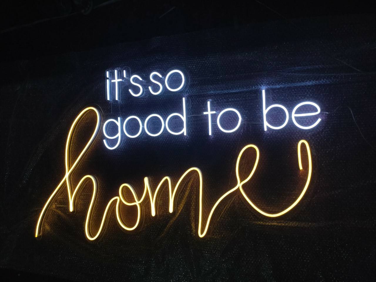 ป้ายไฟ LED แสงสีขาว ตัดกัสีวอม วางบนอคิลิคใส 3 mm.