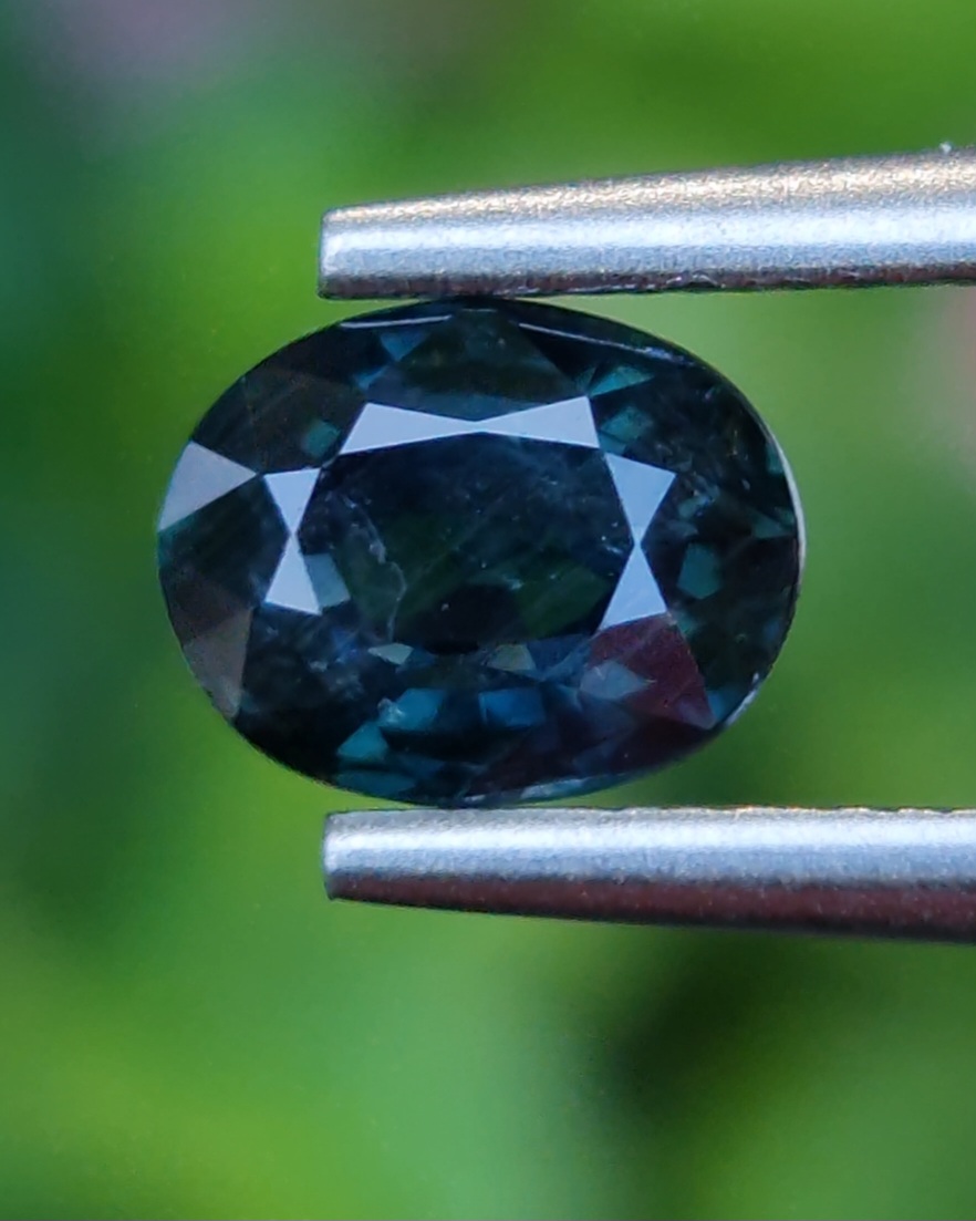 พลอย เขียวส่อง Green Sapphire ดิบ Unheated 1.06 กะรัต (Cts.) พลอยแท้ อัญมณีมงคลประจําวันเกิด เครื่องประดับพลอย