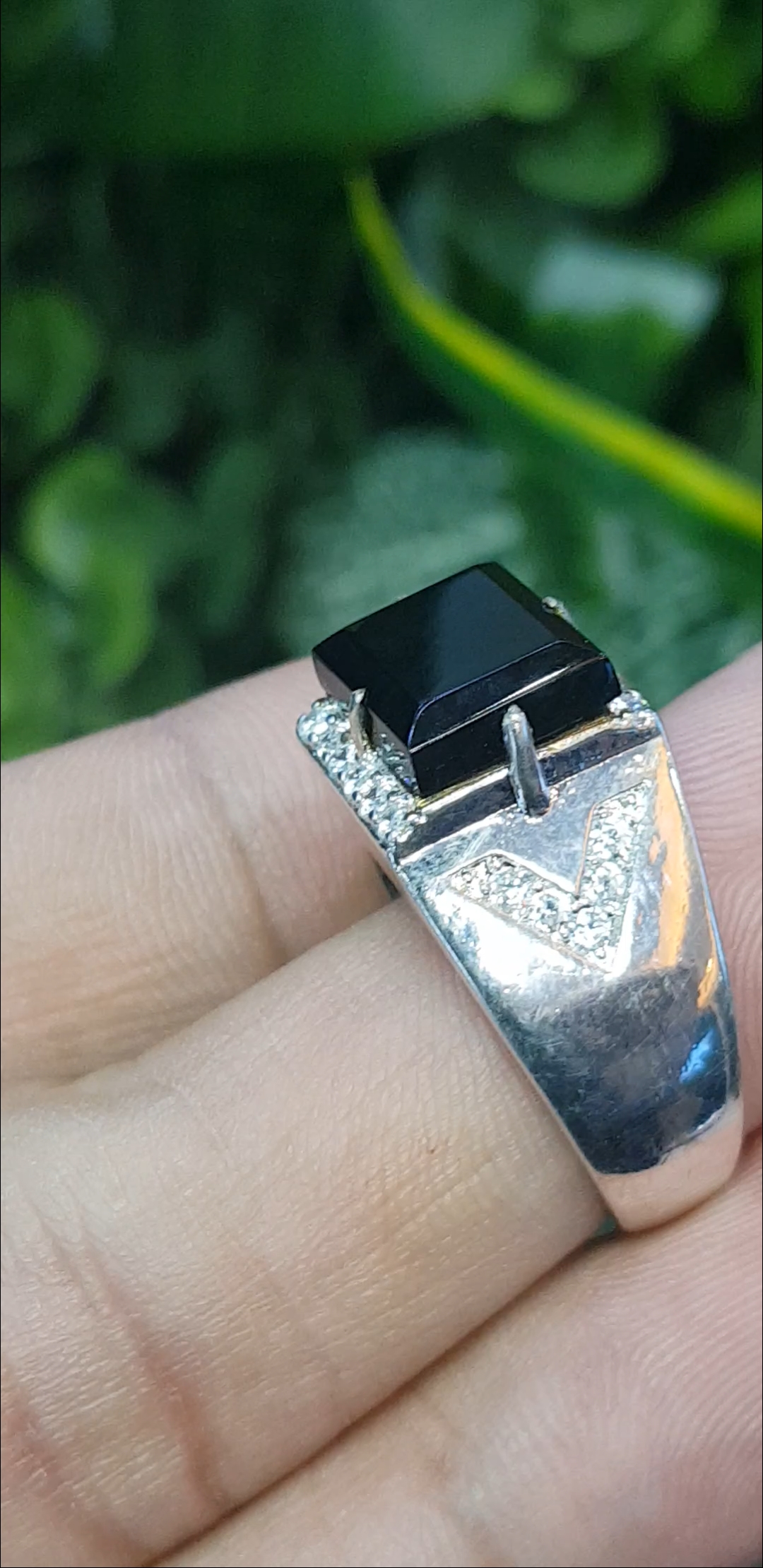 หยก พม่า แท้ Jade แหวนหยก หยกส่องเขียว (ฺBlack jadeite) ดิบ (Size) 58 ไม่ผ่านการปรับปรุง (Type A) พม่า (Myanmar)
