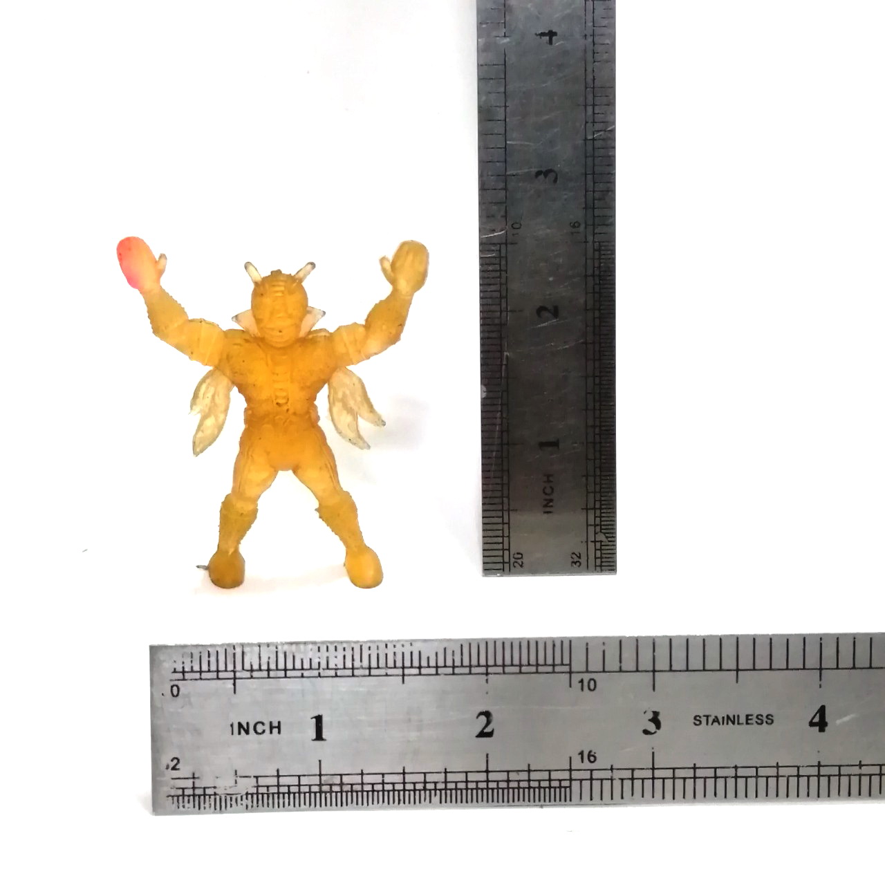 ตุ๊กตุ่นยางขนาด2.5นิ้ว ไรเดอร์ วีสาม สีเหลือง ขนาดตามรูป งานเก่าเก็บ