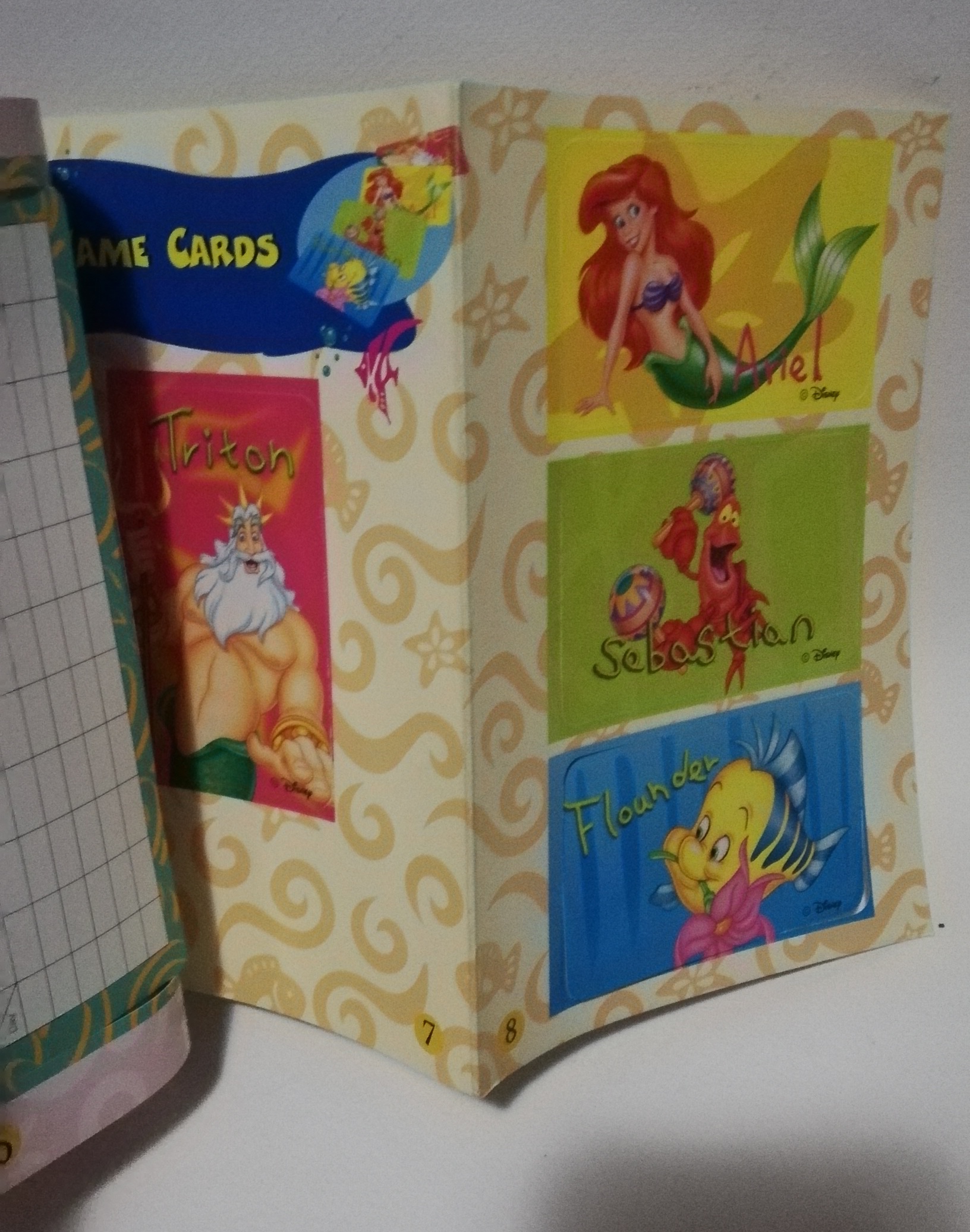 มีหลายภาพ, มีตำหนิ โปรดดูทุกภาพ, สมุดภาพเจ้าหญิงเงือกน้อยแอเรียล, the Little Mermaid ขนาด 19 cm, เป็นสมุดภาพการ์ด ที่คั่นหนังสือ ป้ายสมุดโทรศัพท์การ์ดอวยพรวันเกิดตัวแขวนโทรศัพท์มือถือเป็นกระดาษสแตนดี้และภาพระบายสี เป็นภาพเงือกน้อยแอเรียล Little Mermaid