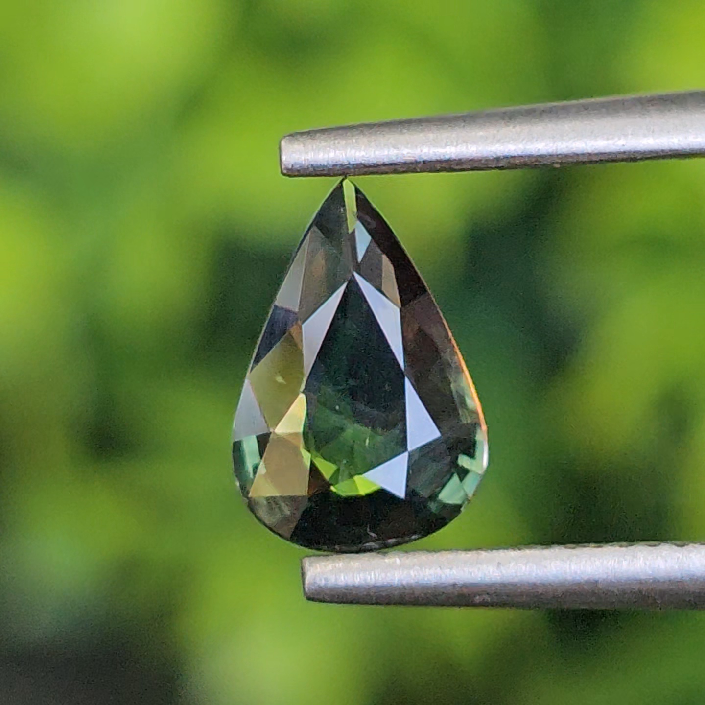 พลอย เขียวส่อง Green Sapphire 0.84 กะรัต (Cts.) ดิบ (Unheated) พลอยแท้ อัญมณีมงคลประจําวันเกิด เครื่องประดับพลอย