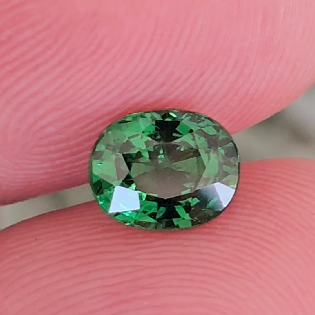 พลอย ซาโวไรท์ Tsavorite Garnet 1.36 กะรัต (Cts.) ดิบ Unheated พร้อมใบเซอร์ อัญมณีมงคลประจําวันเกิด เครื่องประดับพลอย