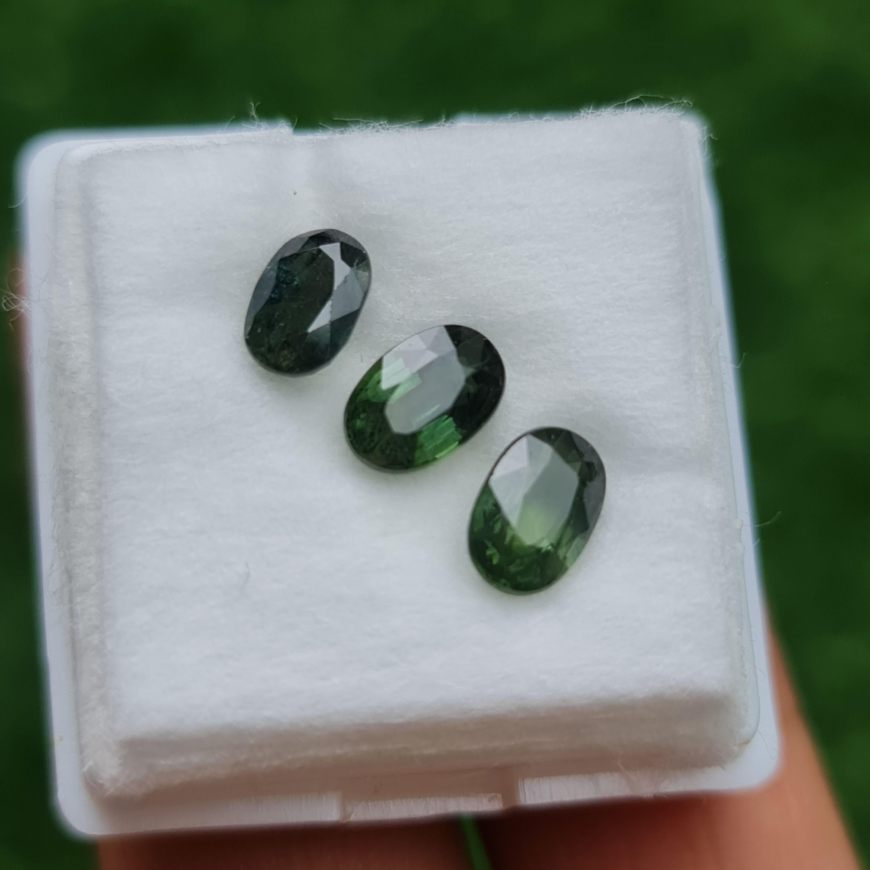 พลอย เขียวส่อง Green Sapphire 2.88 กะรัต (Cts.) 3 เม็ด (Pcs.) พลอยแท้ อัญมณีมงคลประจําวันเกิด เครื่องประดับพลอย