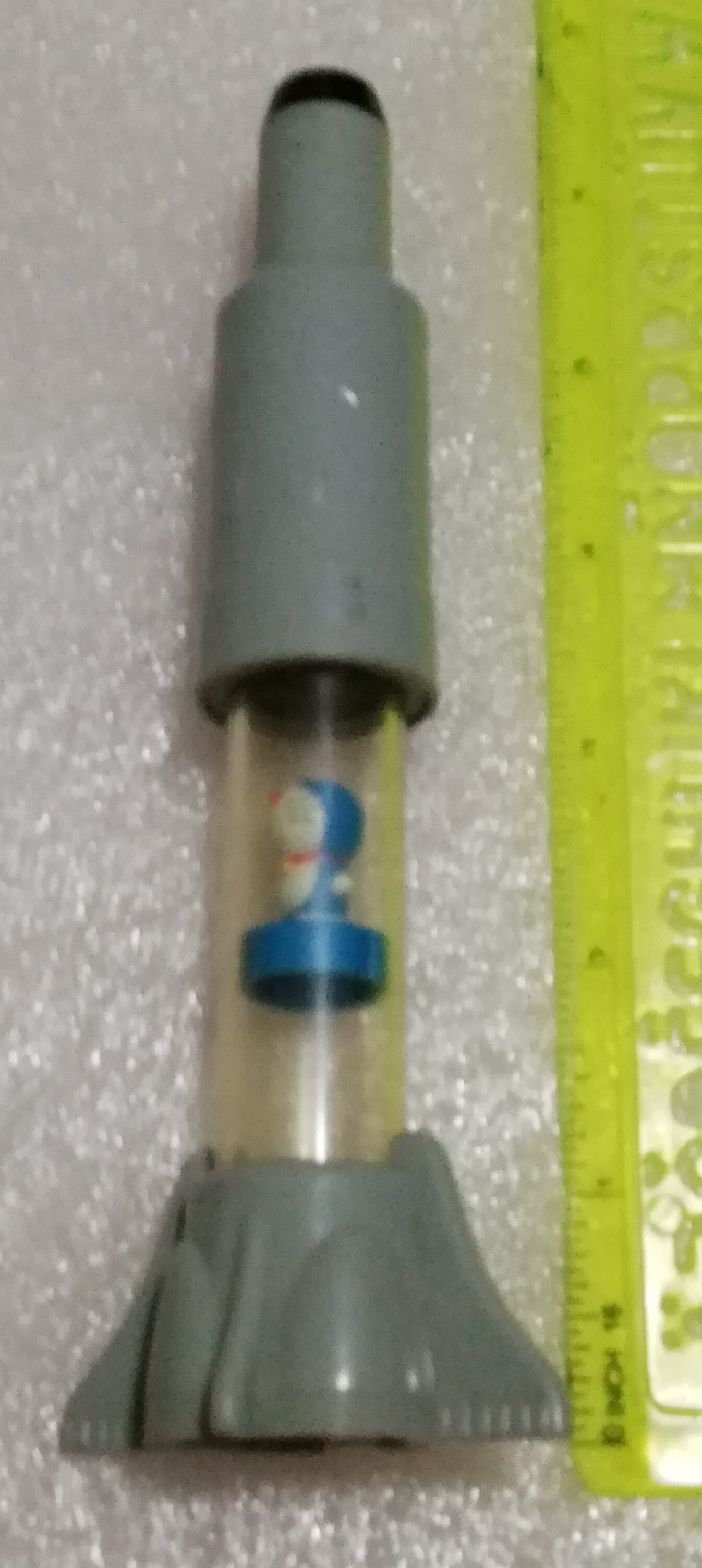 ของสะสมโดราเอม่อนในจรวด Doraemon เมื่อกดปุ่มบนหัวจรวด ลมที่เข้าด้านล่างจะดันตัวโดราเอม่อนให้ลอยขึ้นไปด้านบน