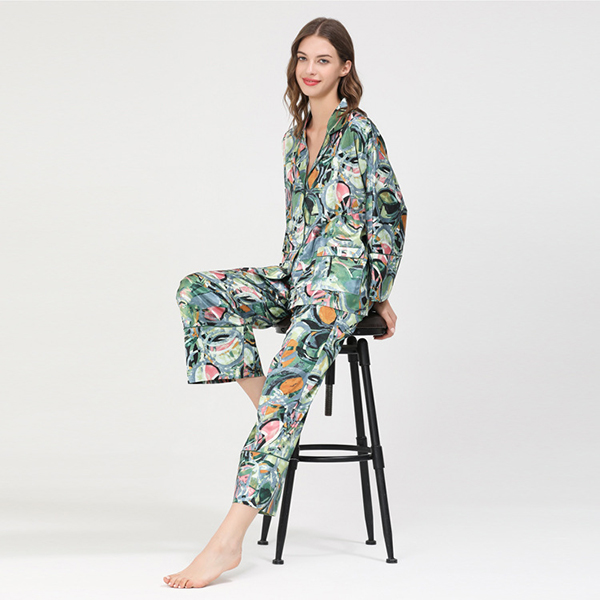 🚩พร้อมส่ง🚩ชุดนอนซาตินเกรดพรีเมี่ยม Silk Satin สีเขียวทอลายทั้งตัว คัดติ้งสวยงานดีมากค่ะ (ST140)