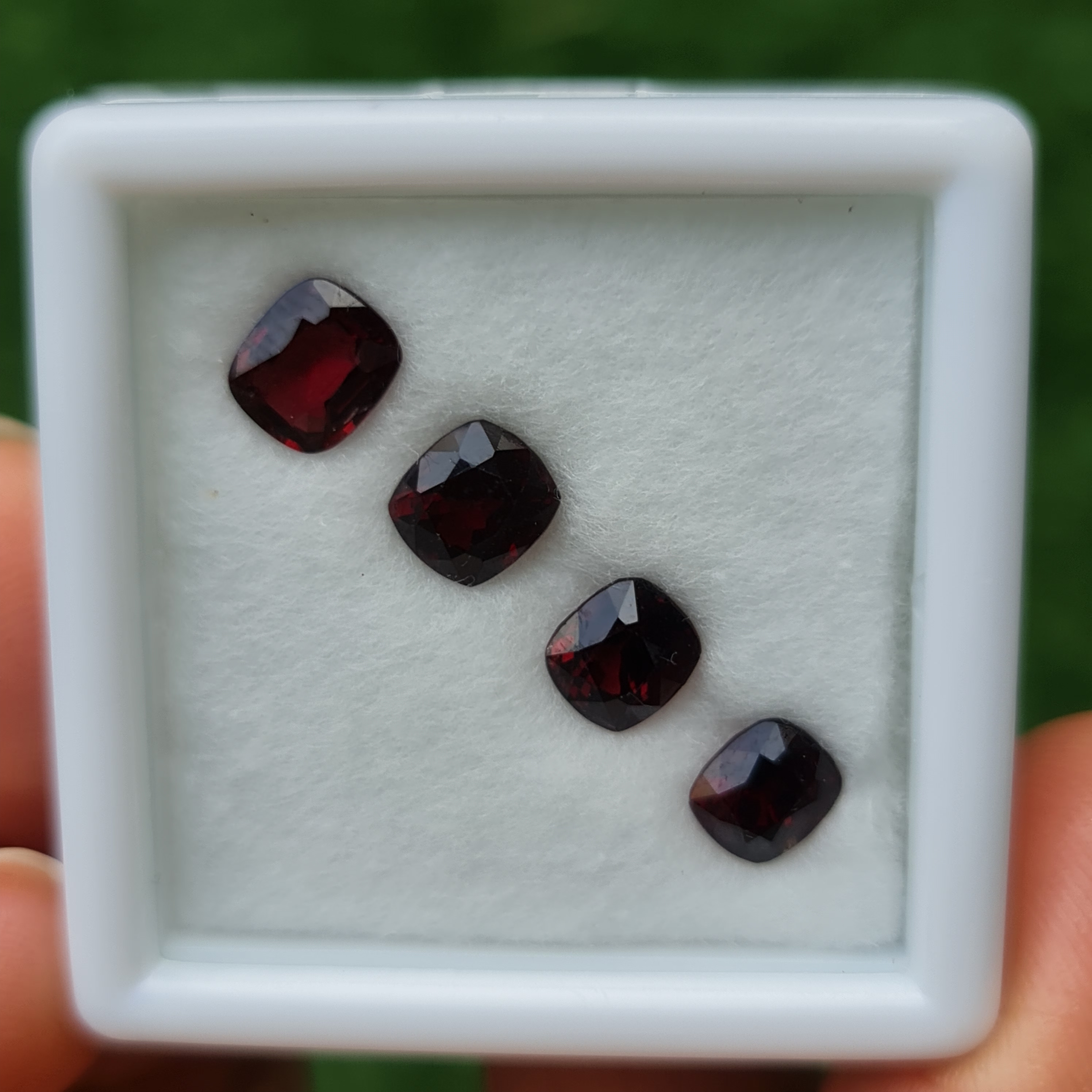 พลอย สปิเนล (Spinel) 4.51 กะรัต (Cts.) 4 เม็ด พลอยแท้ อัญมณีมงคลประจําวันเกิด เครื่องประดับพลอย
