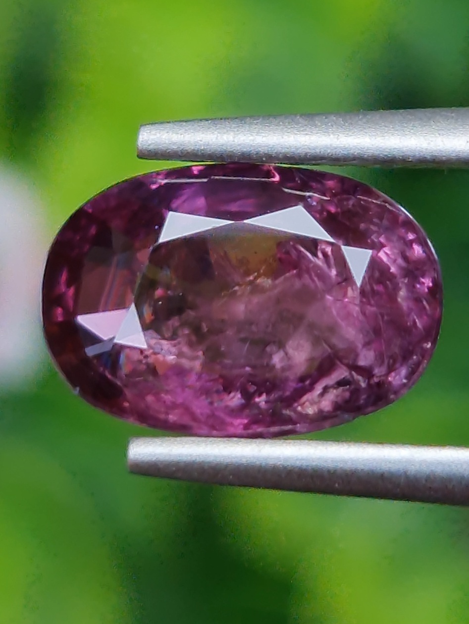 พลอย เพอเพิล แซฟไฟร์ สีม่วง Purple Sapphire ดิบ (Unheated) 2.05 กะรัต (Cts.) พร้อมใบเซอร์ พลอยแท้ อัญมณีมงคลประจําวันเกิด เครื่องประดับพลอย