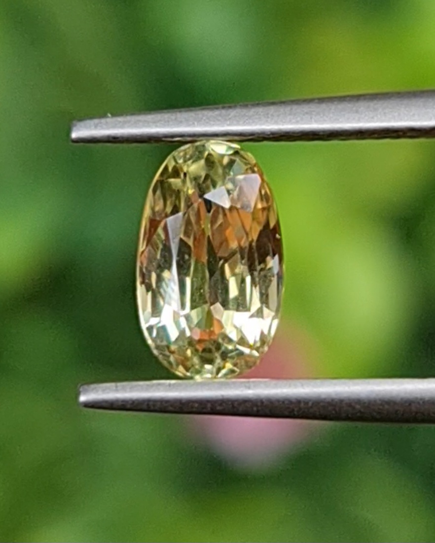 พลอย บุษราคัม yellow sapphire 1.24 กะรัต (Cts.) ดิบ (Unheated) พลอยแท้ อัญมณีมงคลประจําวันเกิด เครื่องประดับพลอย
