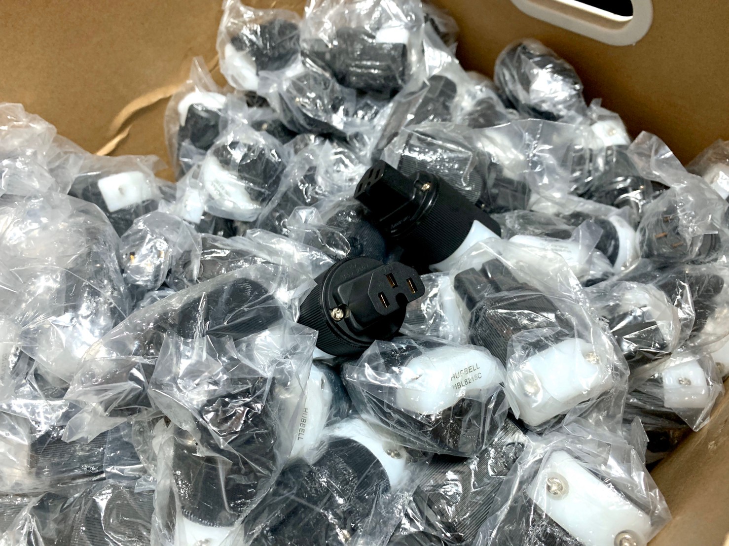 AC POWER PLUG : HUBBELL 8215 C HOSPITAL GRADE ปลั๊ก AC 3 ขา ตัวเมีย