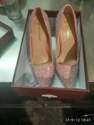 รองเท้าออกงาน รองเท้าส้นสูง ฝังเพชร สวยหรู