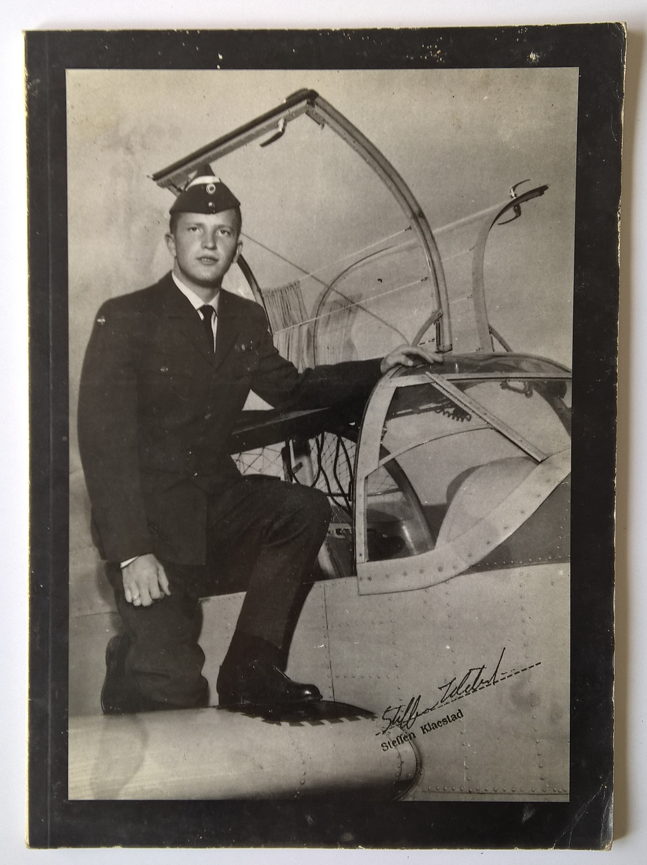 หนังสืองานศพ อนุสรณ์งานฌาปณกิจศพกัปตัน สเตฟเฟ่น แคลสตั๊ด Capt. STEFFEN KLAESTAD ณ ฌาปณสถาน อ.เมือง จ.เชียงใหม่ วันที่ 27 พฤษภาคม 2544 เวลา 16.30 น.