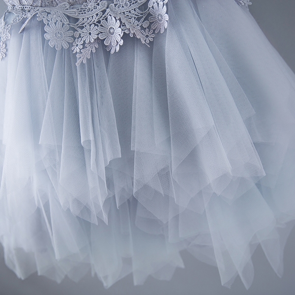 Pre-Order ชุดราตรีเด็ก สไตล์เจ้าหญิง แขนกุด สีเทา สีขาว อกตกแต่งด้วยลูกไม้ กระโปรงตาข่าย เป็นชั้น ๆ ซิปหลัง