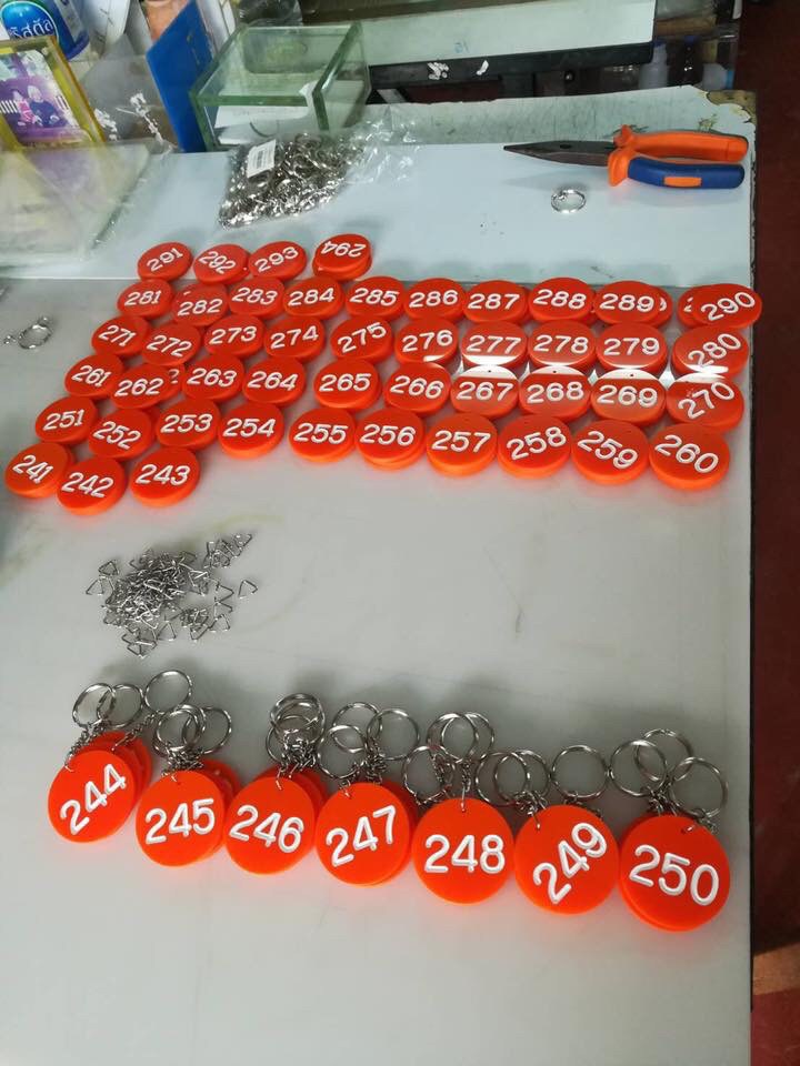 ป้ายพวงกุญแจอะคริลิคกัดกรด ทาสีขาว