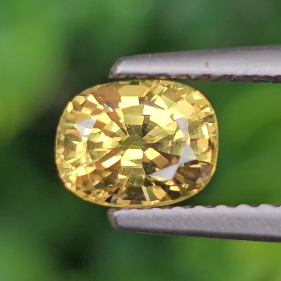 พลอย บุษราคัม yellow sapphire 1.17 กะรัต (Cts.) ดิบ (Unheated) พร้อมใบเซอร์ พลอยแท้ อัญมณีมงคลประจําวันเกิด เครื่องประดับพลอย