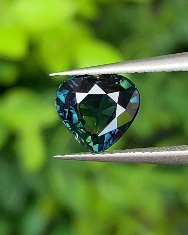 พลอย เขียวส่อง Green Sapphire 1.10 กะรัต (Cts.) ดิบ Unheated พร้อมใบเซอร์ พลอยแท้ อัญมณีมงคลประจําวันเกิด เครื่องประดับพลอย