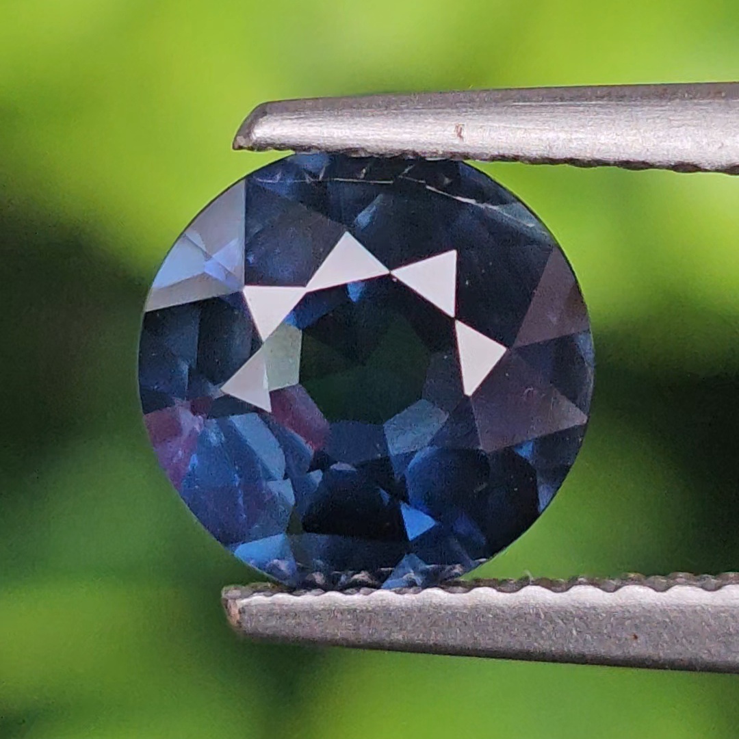 พลอย ไพลิน Greenish Blue Sapphire 2.21 กะรัต (Cts.) ดิบ (Unheated ) พร้อมใบเซอร์ พลอยแท้ อัญมณีมงคลประจําวันเกิด เครื่องประดับพลอย