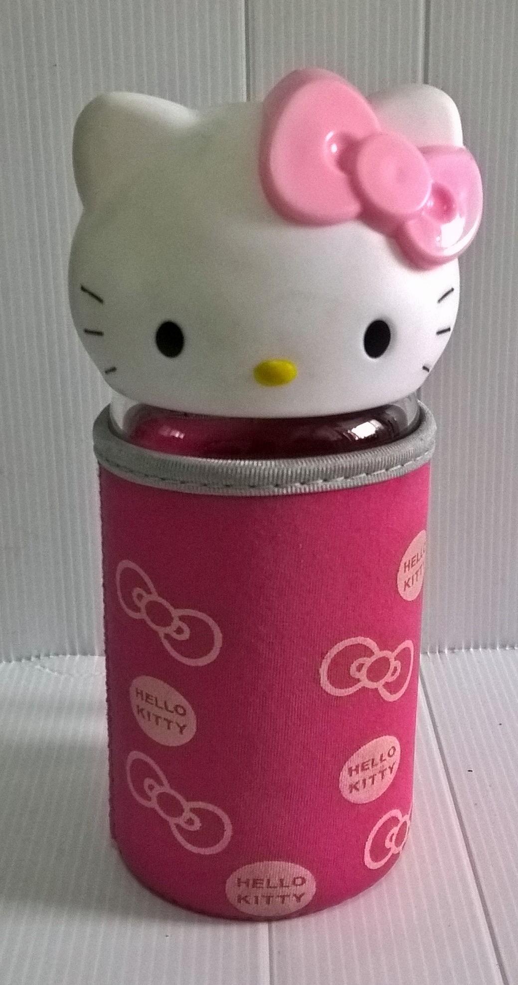 ขวดโหลแก้วใส ฝาขวดเป็นหัวคิตตี้ ถุงครอบขวดแก้วสีชมพูลายโบว์ และ Hello Kitty จาก Sanrio เส้นผ่าศุนย์กลางประมาณ 7 cm. สูงประมาณ 18 cm.