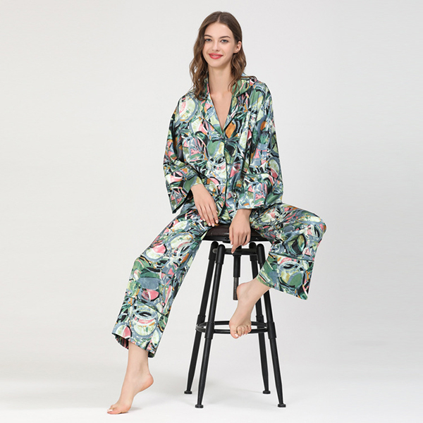 🚩พร้อมส่ง🚩ชุดนอนซาตินเกรดพรีเมี่ยม Silk Satin สีเขียวทอลายทั้งตัว คัดติ้งสวยงานดีมากค่ะ (ST140)