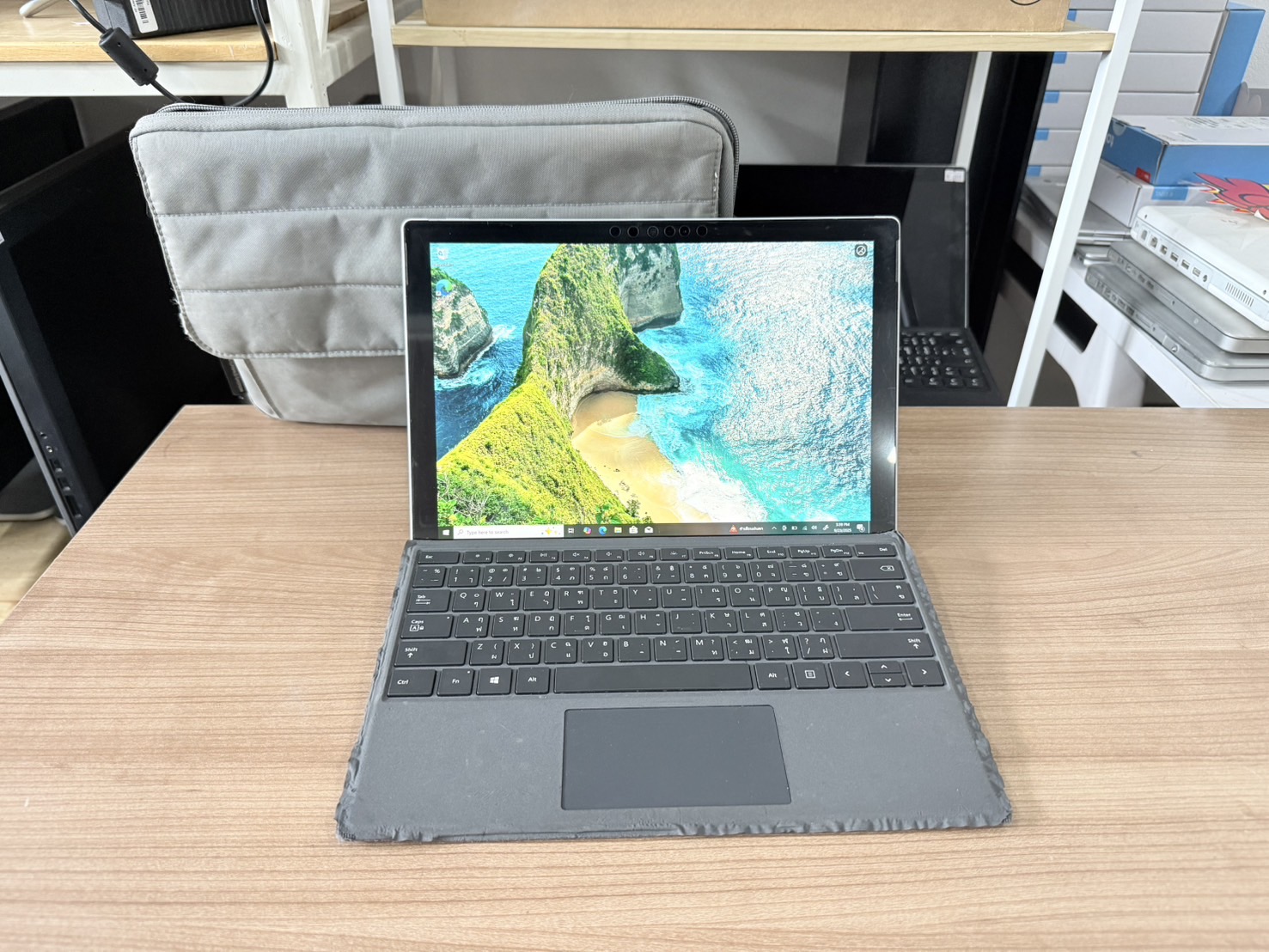 Microsoft Surface Pro(i5-7300U/8GB/120GB)+Adapter + กระเป๋า แบต 79% มีรอยตามการใช้งาน คีย์บอร์ดแยกเปื่อย