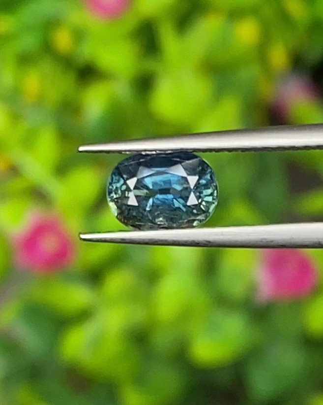 พลอย ไพลินสองสี Green-Blue sapphire 1.28 กะรัต (Cts.) ดิบ (Unheated) พลอยแท้ อัญมณีมงคลประจําวันเกิด เครื่องประดับพลอย