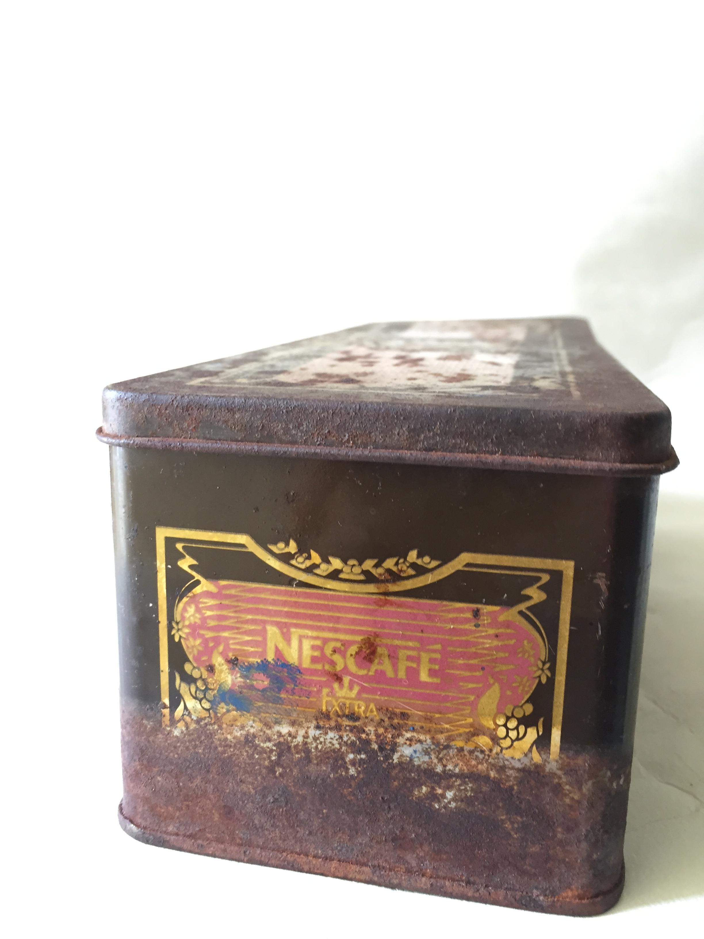 ของสะสม กล่องสังกะสี **มีคราบสนิมทั้งใบตามภาพ (กล่องโลหะ) กล่องเนสกาแฟเก่า "NESCAFE EXTRA กาแฟสำเร็จรูป 100%". **กรุณาเลือก 1 หรือ 2