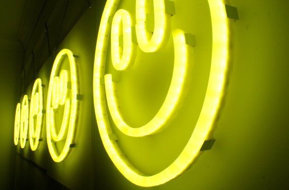 ป้ายไฟดัด แสงสีเหลือง หน้ายิ้ม