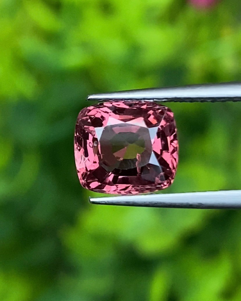 พลอย สปิเนล (Spinel) 2.33 กะรัต (Cts.) ดิบ (Unheated) พลอยแท้ อัญมณีมงคลประจําวันเกิด เครื่องประดับพลอย