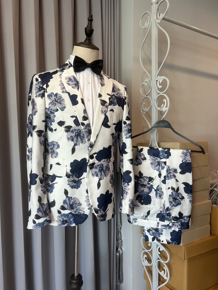 เช่า ชุดสูท สูทแฟนซี สูทชายสีขาว พิมพ์ลายดอกไม้โทนน้ำเงิน